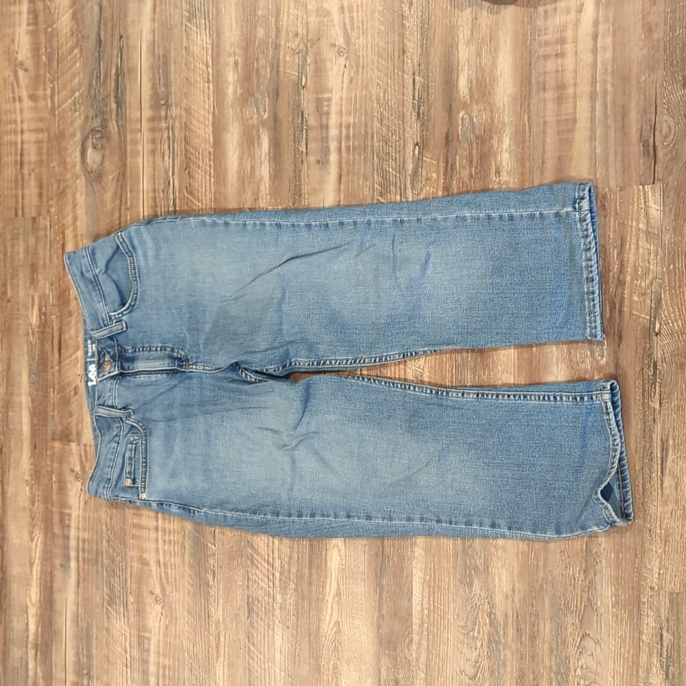 Woman's Lee size 8 capris